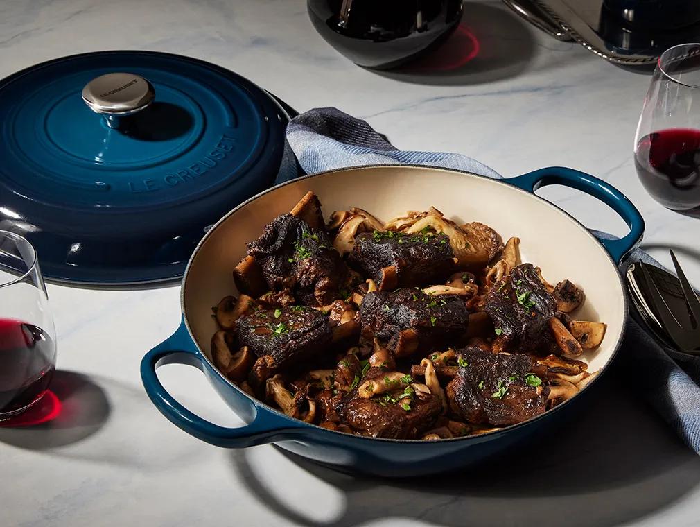 Braiserede short ribs med svampe, hvidløg og urter