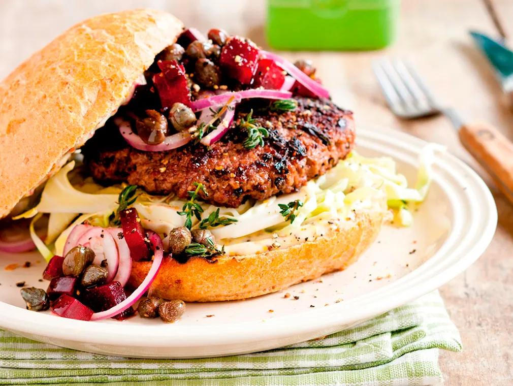 Nordisk burger med rødbedesalsa, rødløg og grov majonæse