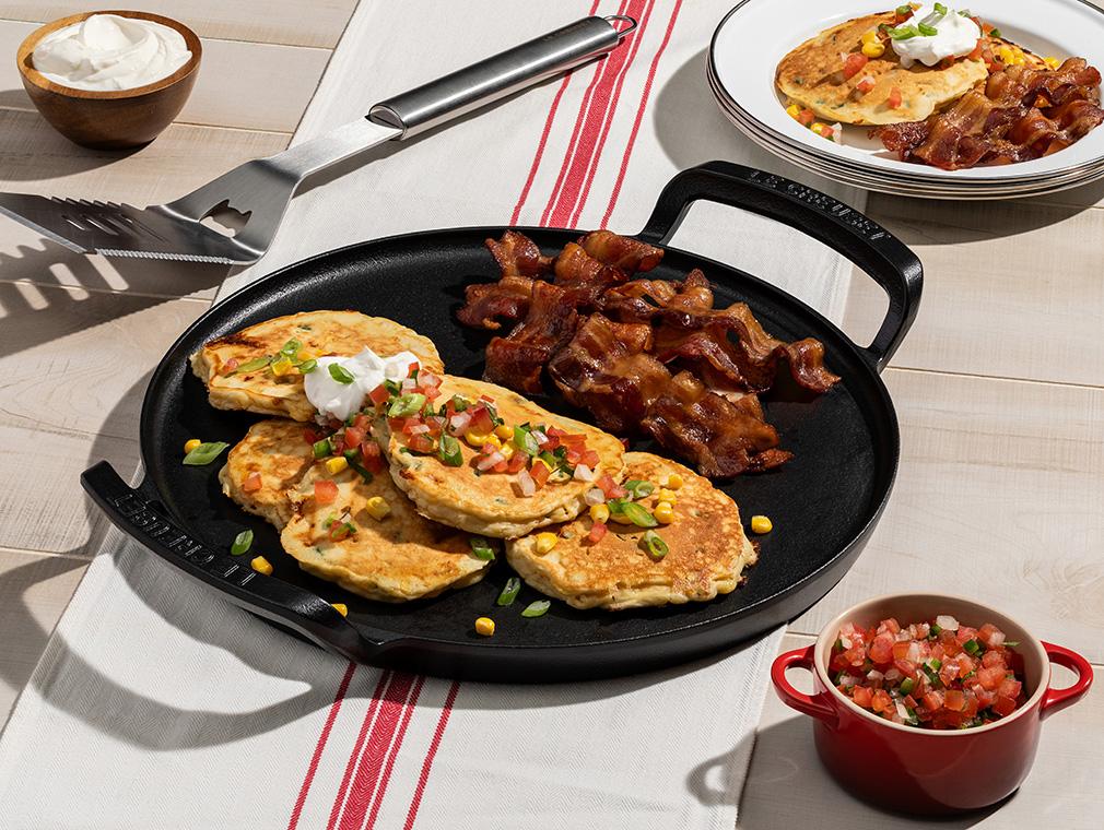 Jalapeno Cheddar Corn Cakes med bacon