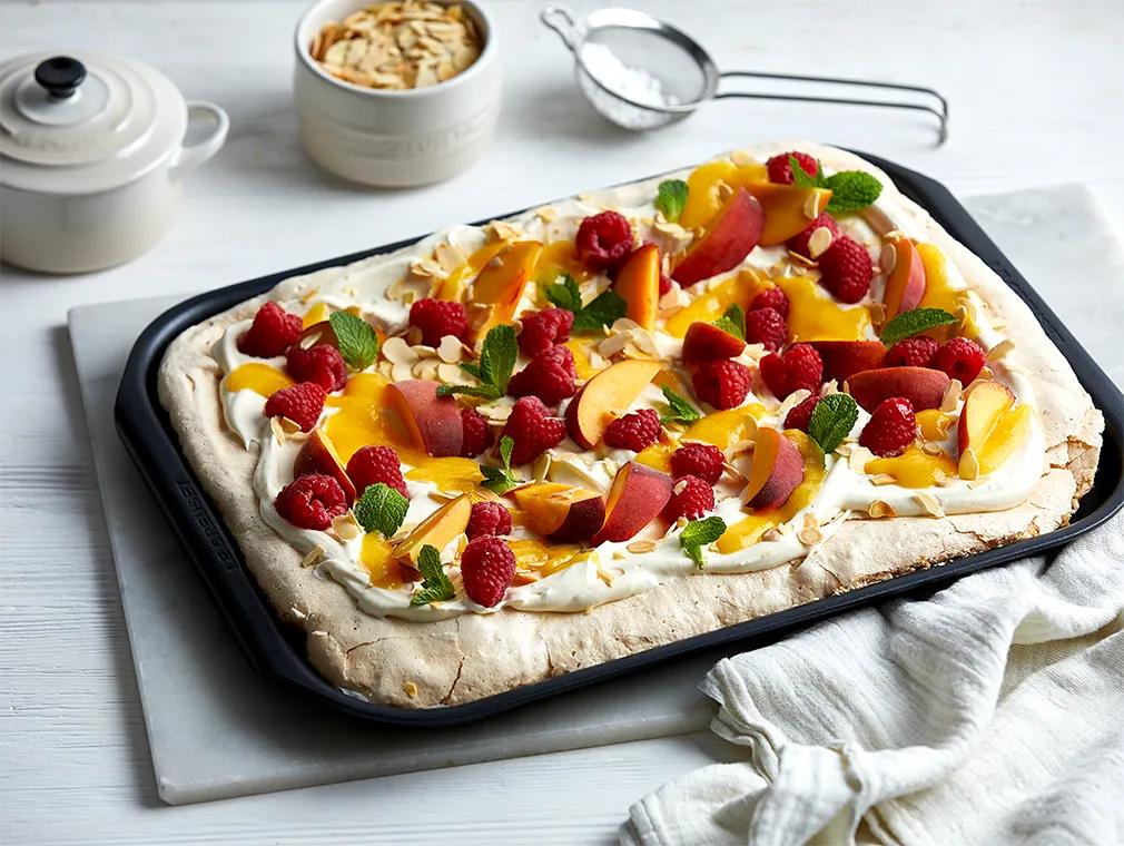 Mandelpavlova med ferskencoulis, mascarponecreme og frisk frugt