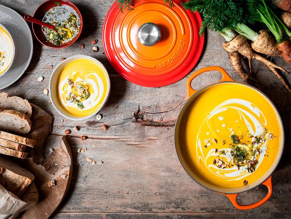 Suppe af stegt gulerod og pastinak med salsa af ristede hasselnødder