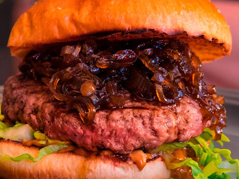 Grovburger med Whisky-karamelliseret løg og harissamayonnaise