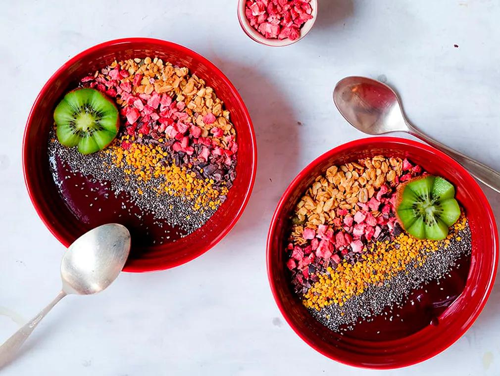 Acai bowl med frisk frugt