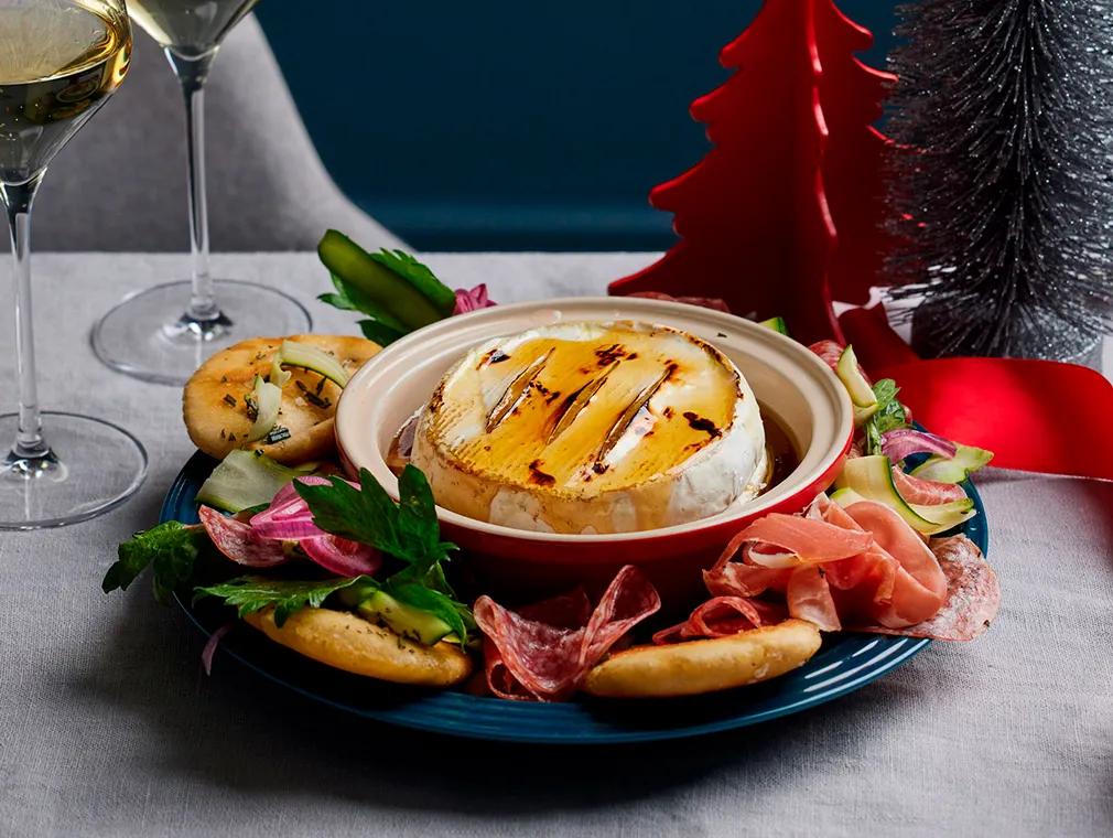 Antipasti-krans med bagt camembert