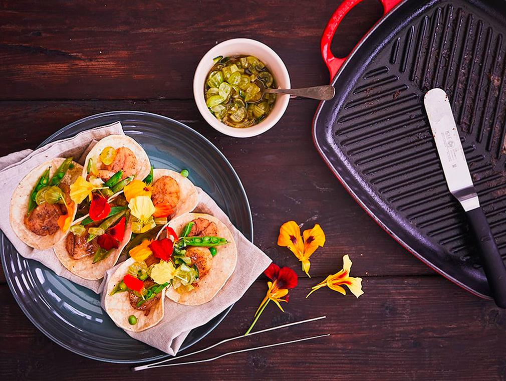 Grillede kammuslinger og ærter i tacos