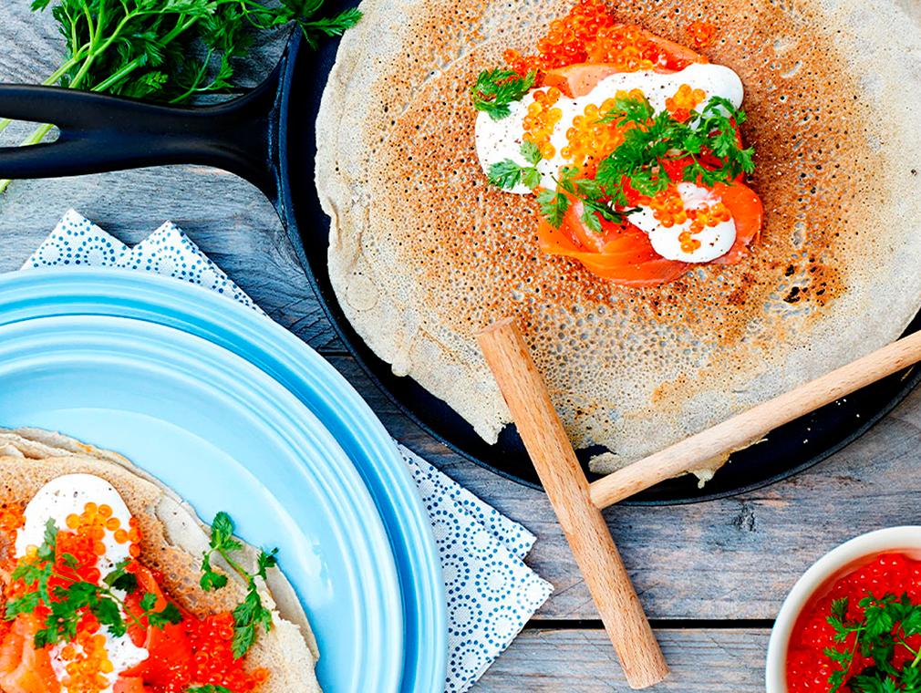 Crêpes med urter og røget laks