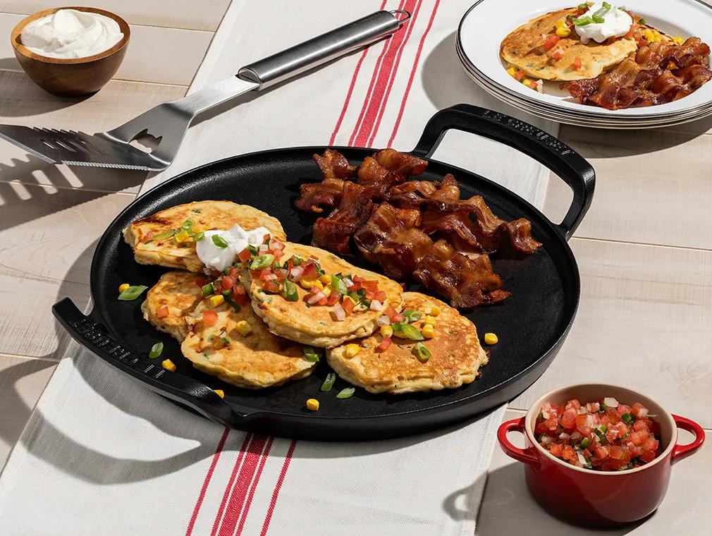 Jalapeno Cheddar Corn Cakes med bacon