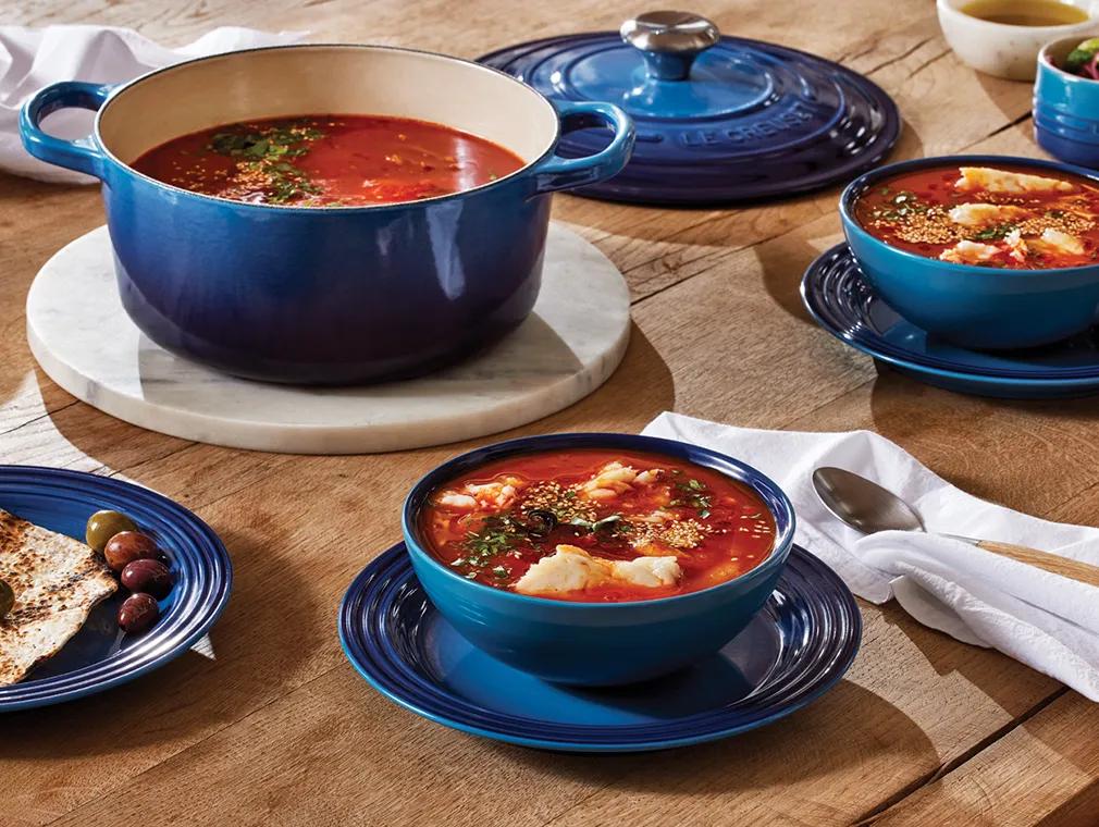 Fyldig tomat- og limesuppe med pocheret fisk