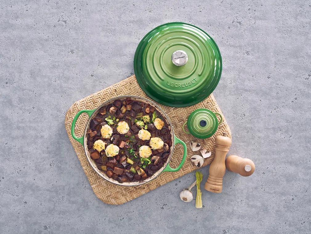 Oksekødsragout med cheddar-krydderurteboller