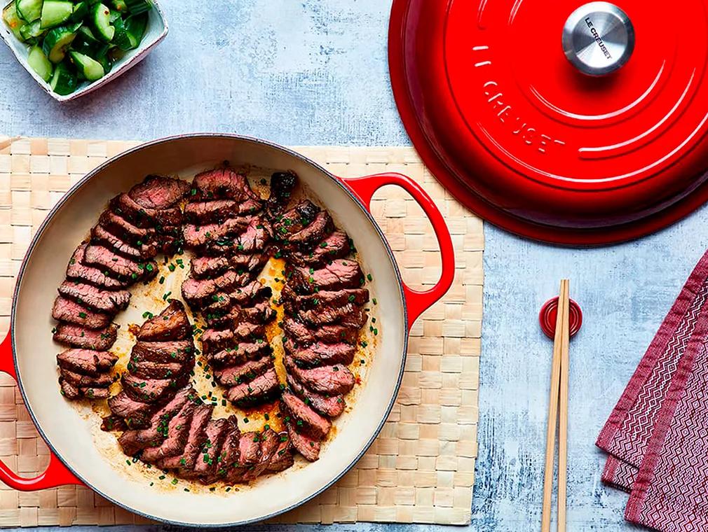 Sennepsglaseret flanksteak med spicy agurkesalat