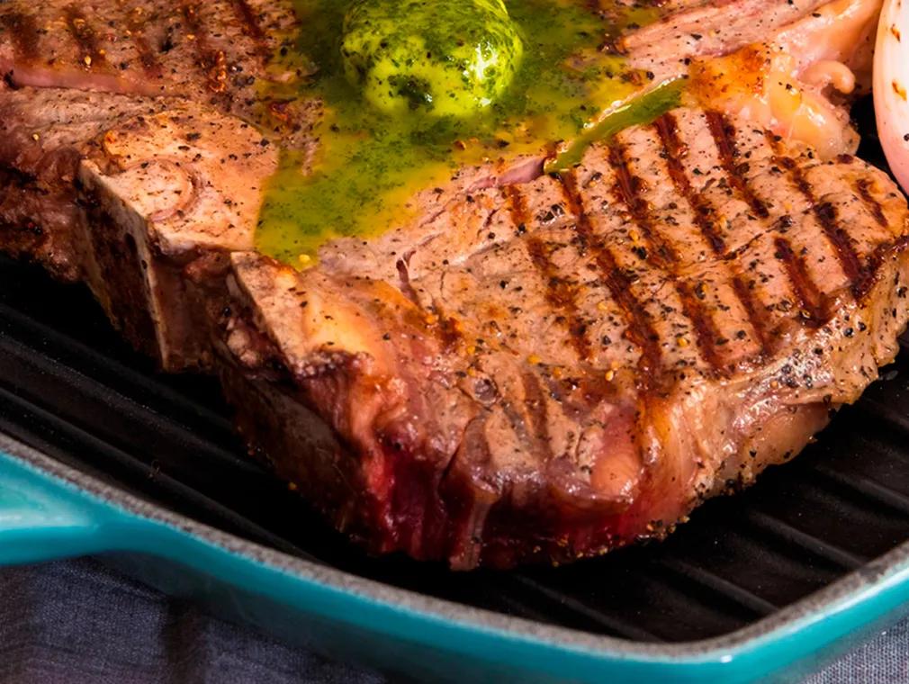 Grillet T-bone steak med ramsløgssmør og grillet sommerkål