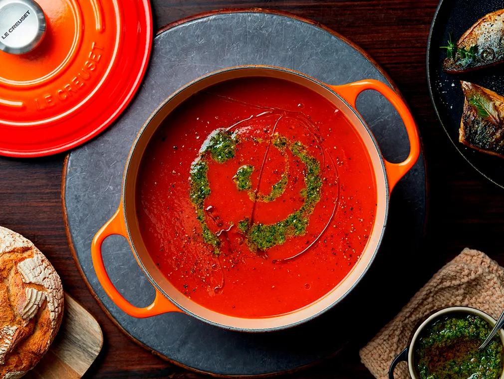 Kraftig tomatsuppe med stegt makrel og basilikumpesto