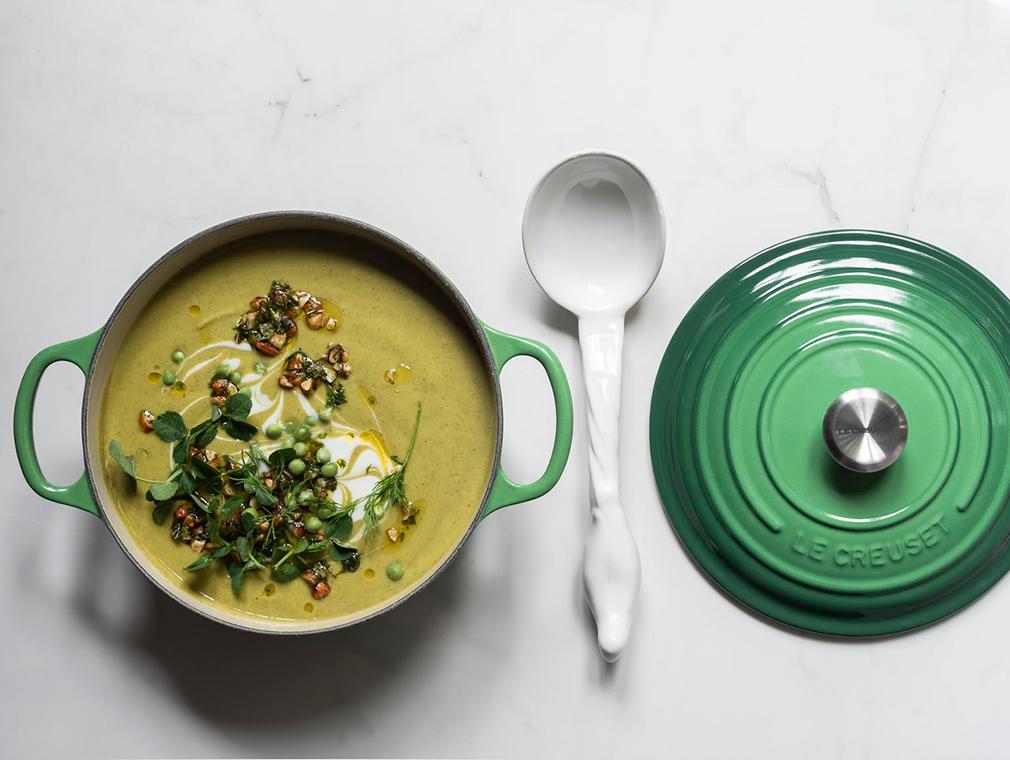 Ærte- og courgettesuppe med mandelsalsa