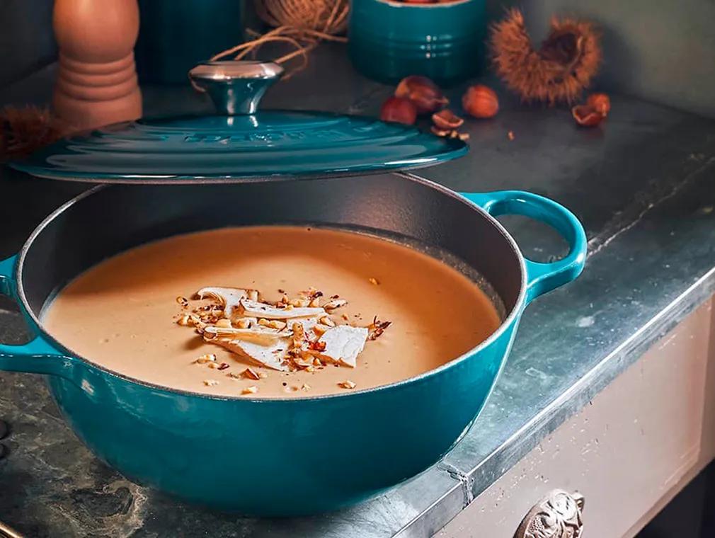 Cremet suppe med rørhatte og kastanjer