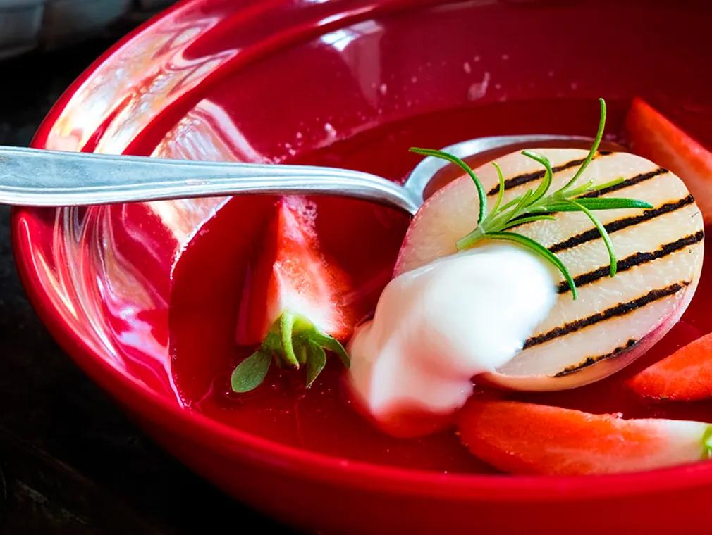 Rabarbersuppe med grillet fersken, jordbær og yoghurt