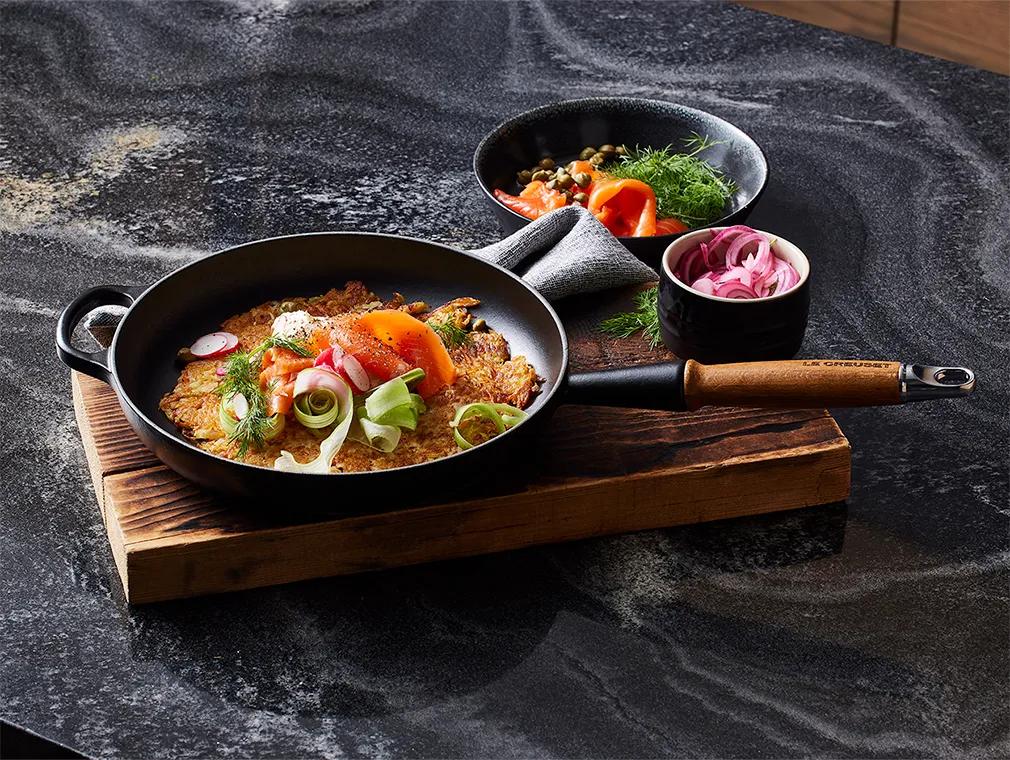 Røsti af sød kartoffel med røget laks og creme fraiche