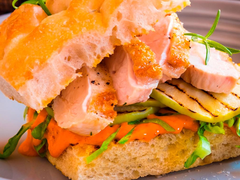 Kyllingesandwich med grillet æble og chilimayo