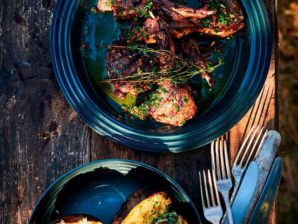 Grillede dådyrkoteletter med glødebagte kartofler og Karl Johan-smør