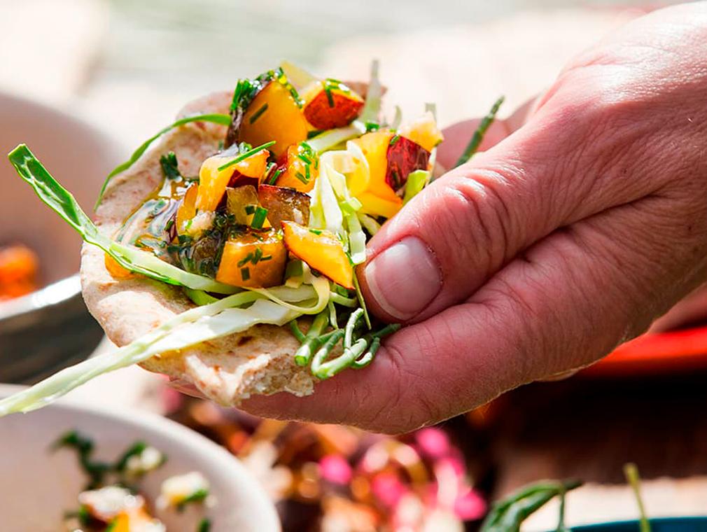 Nordisk inspireret taco med muslinger og blomme