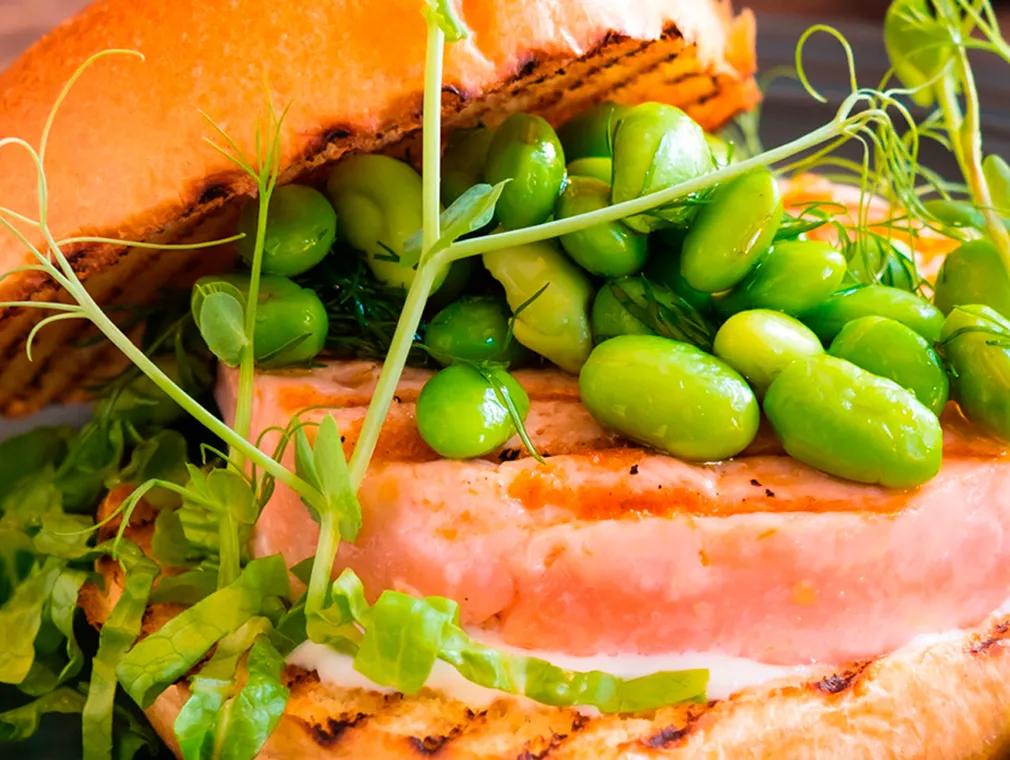 Frisk lakseburger med yoghurt og edamamesalat