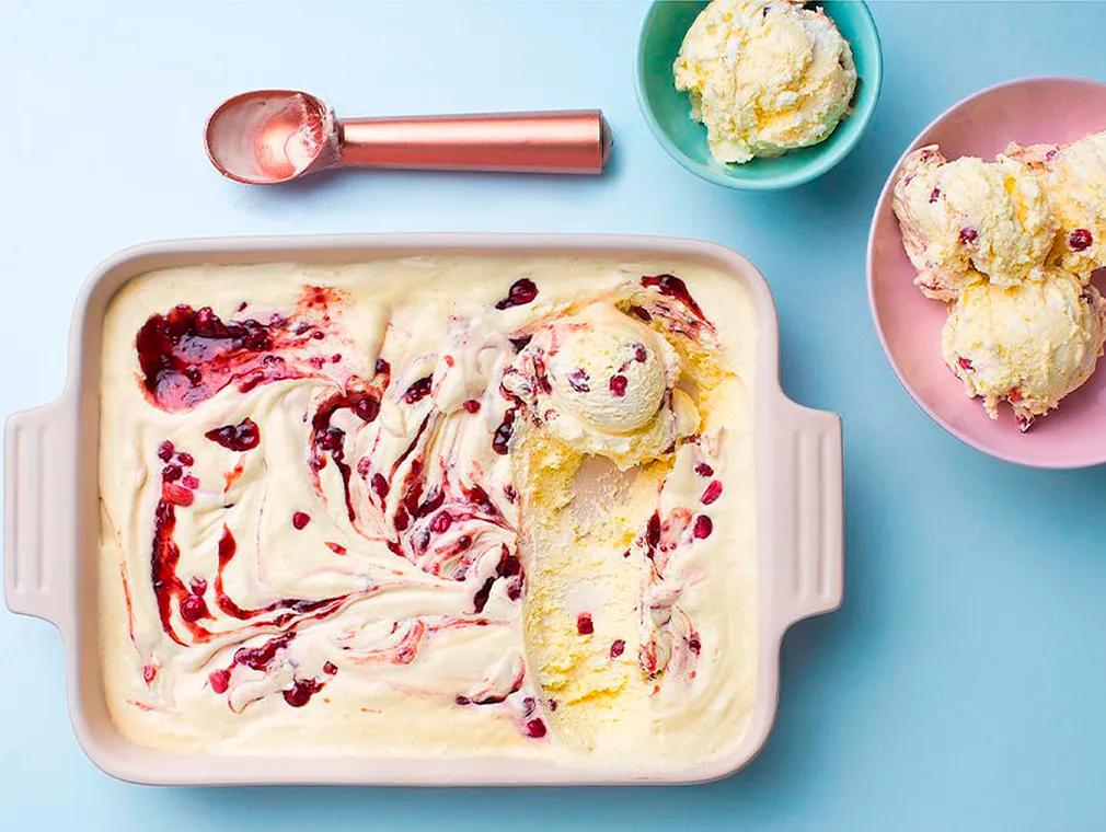 Isdessert «Semifreddo» med jordbær og granatæble