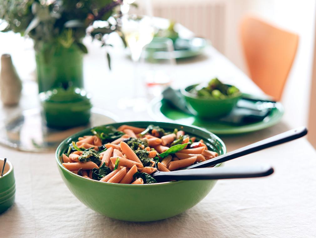 Pastasalat med pesto af gulerodstoppe