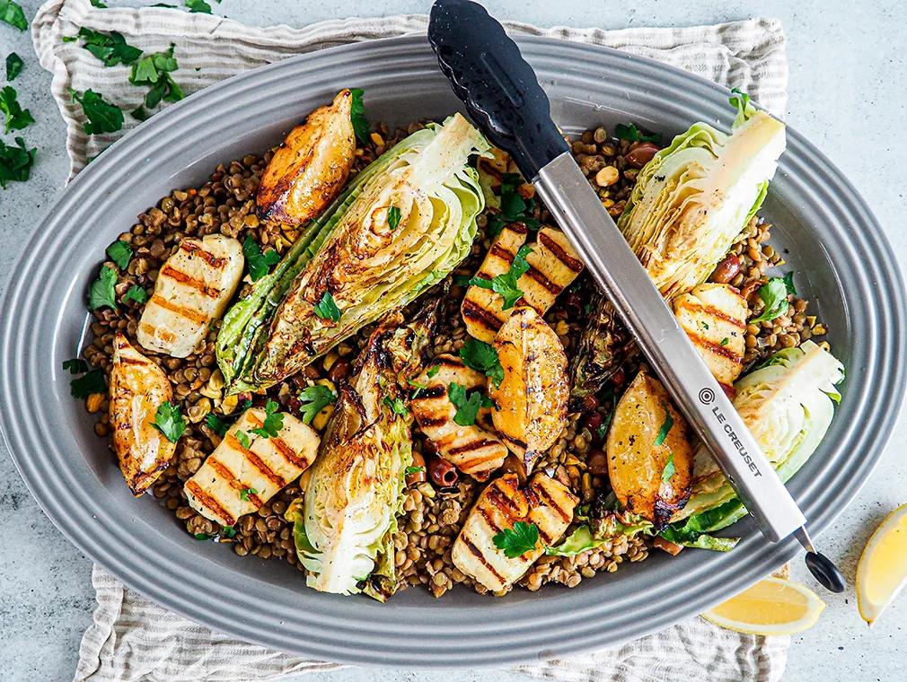 Salat med grønne linser, grillet spidskål og grillet halloumi