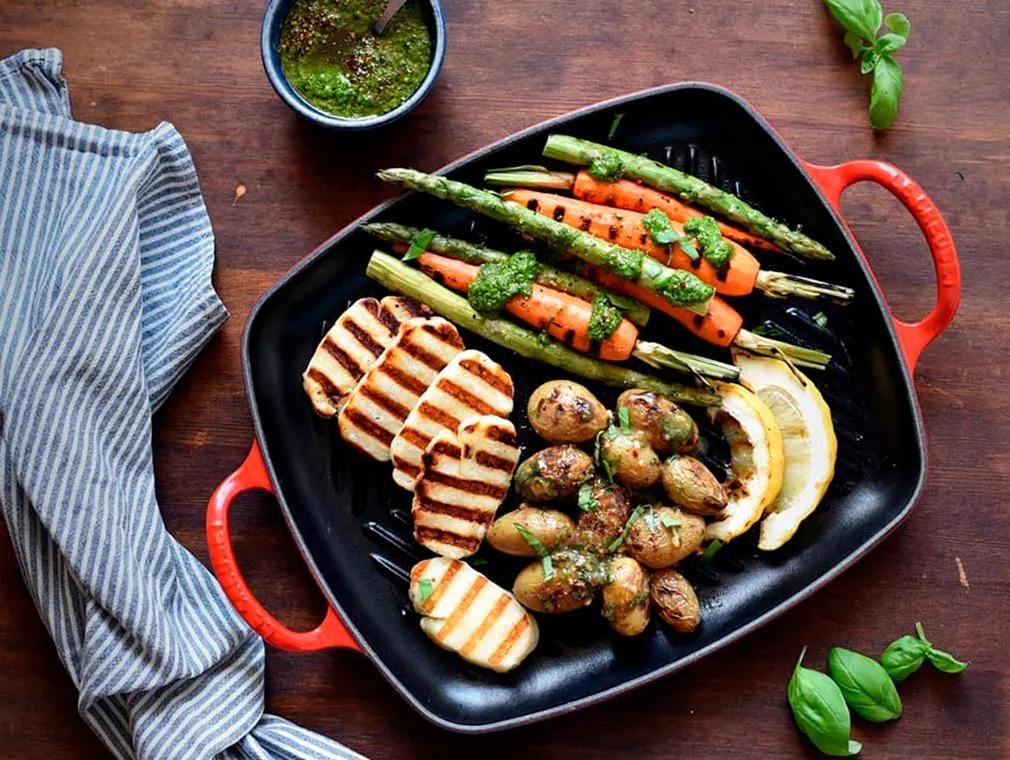 Grillet halloumi med hjemmelavet pesto, sennepskartofler og grøntsager