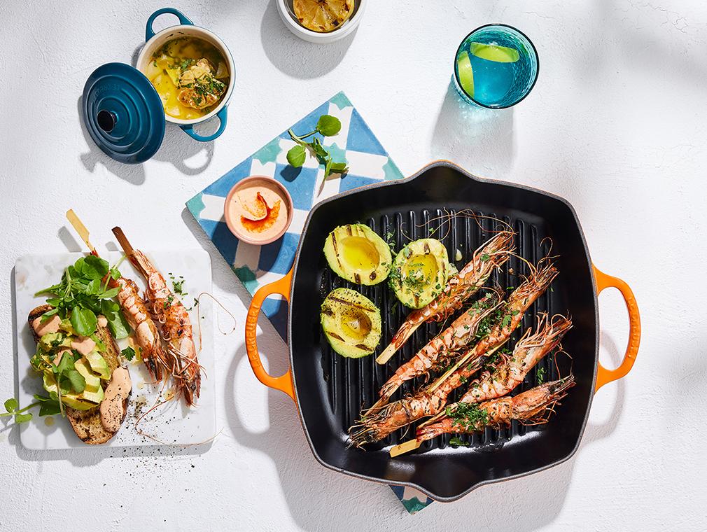 Grillede rejer og avocado på surdejsbrød