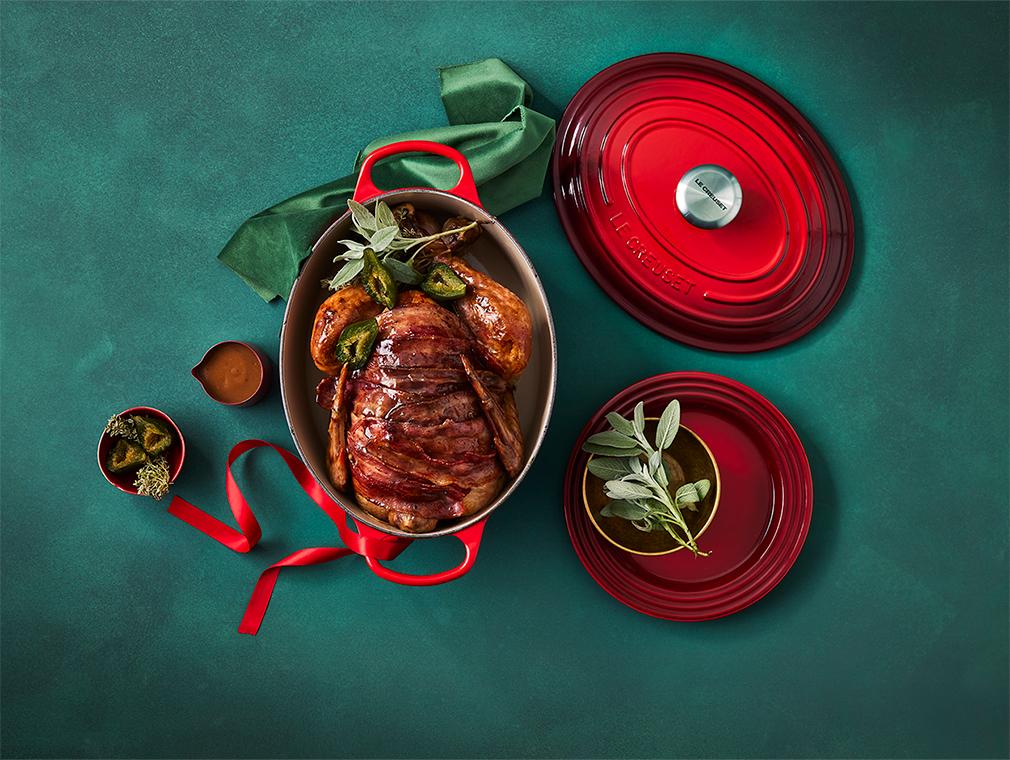 Stegt kalkun pakket ind i bacon og glaseret med klistret, grøn figen-sirup