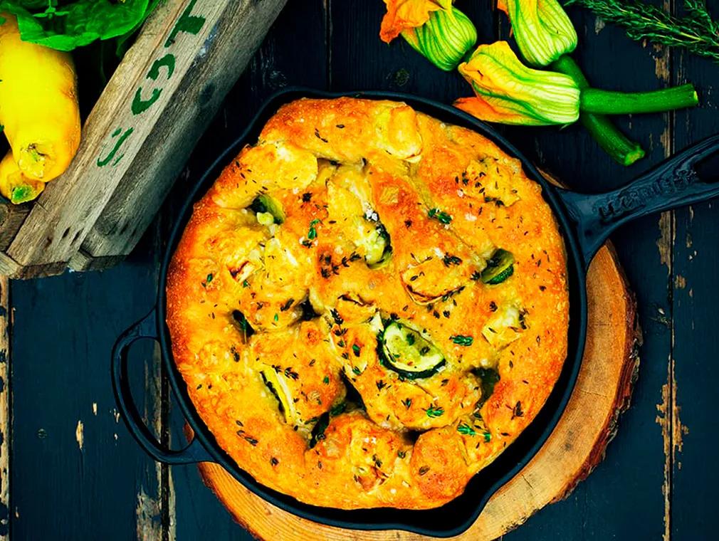 Courgettebrød i støbejernspande
