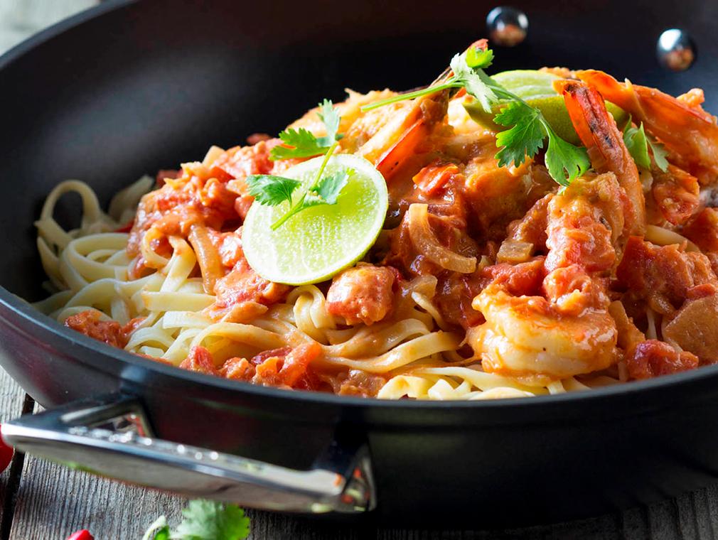 Chili-tomatsovs med rejer og frisk pasta