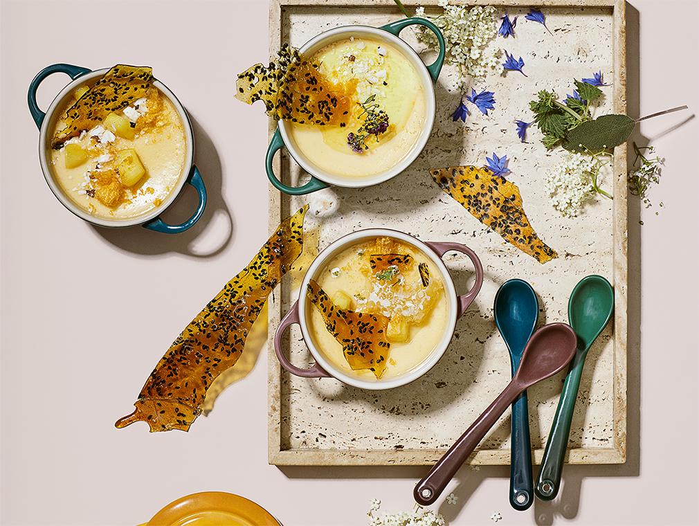 Kokosyoghurt med honningristet ananas og sesamkrokant