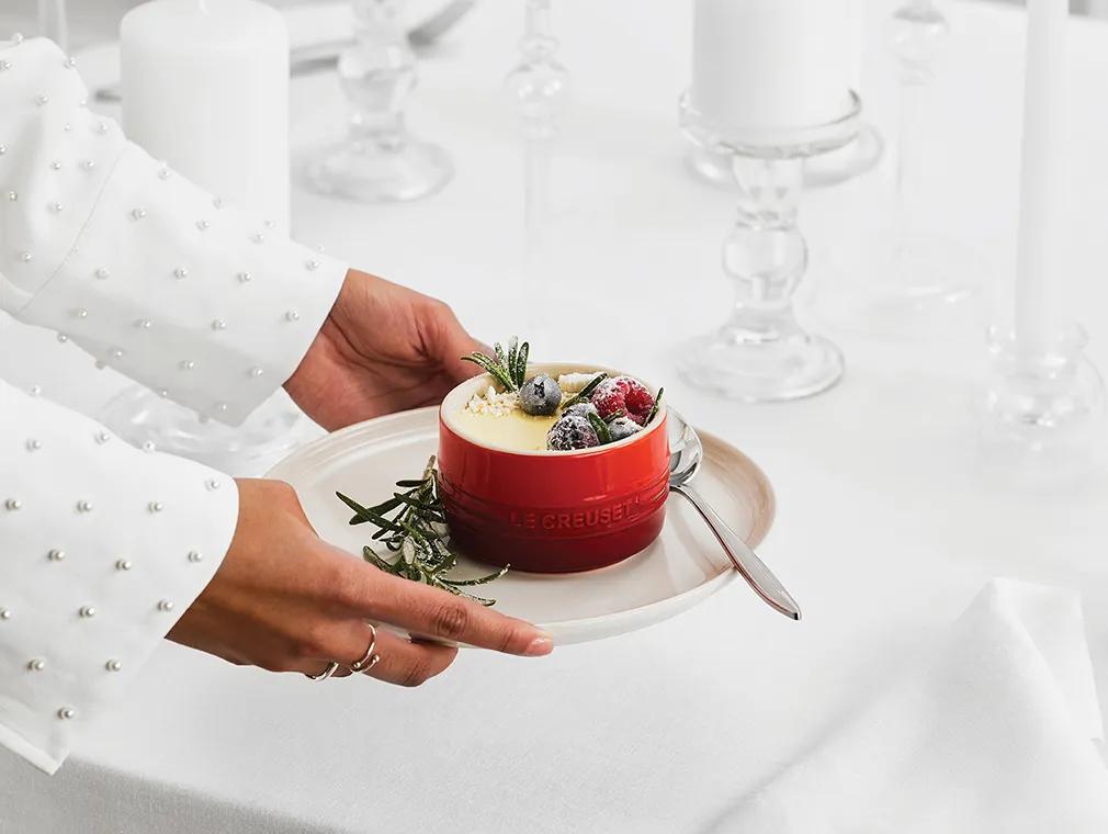 Hvid chokolademousse med citron og krystalliserede bær