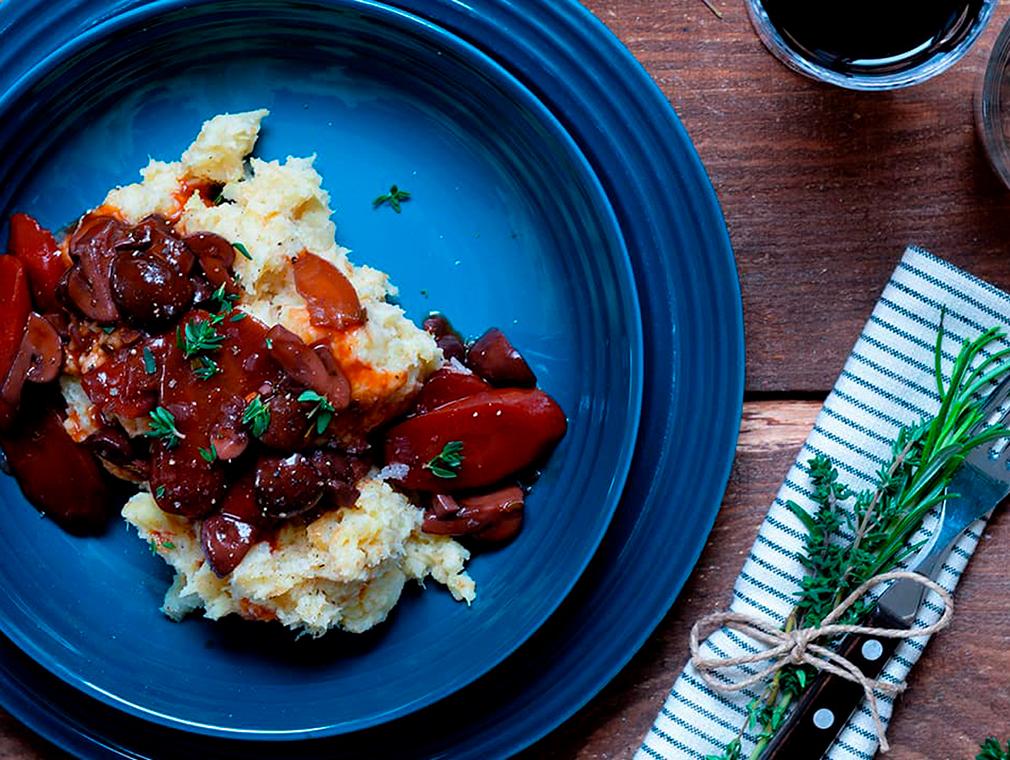Svampe Bourguignon med rodfrugtmos