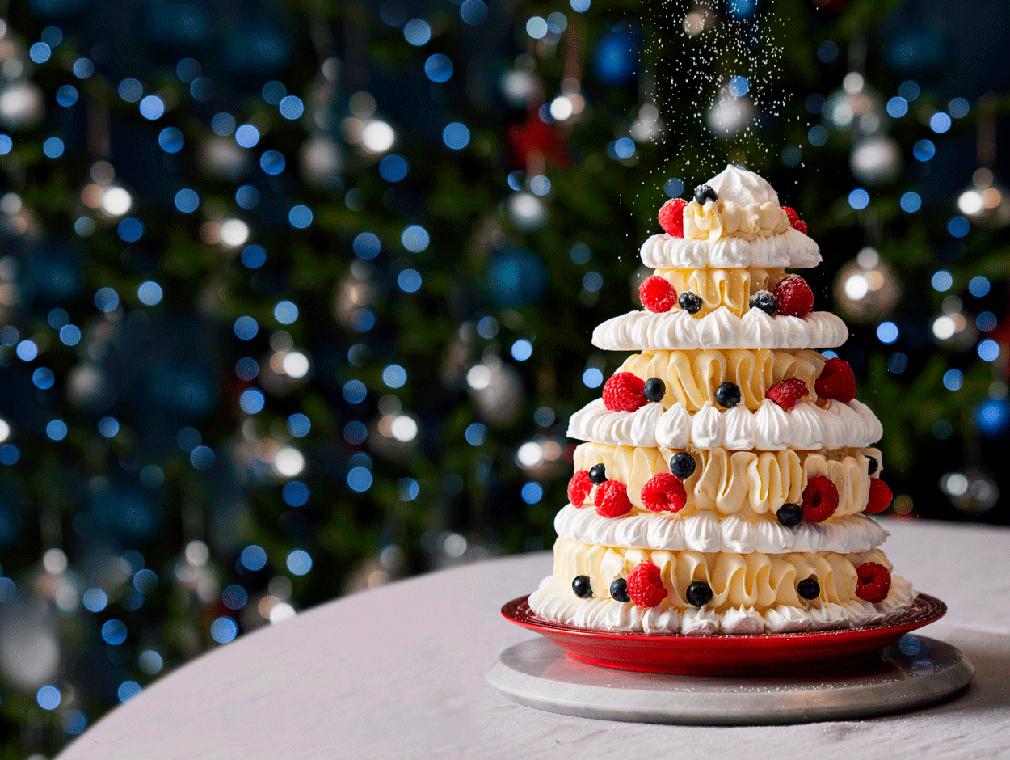 Eton mess-inspireret juletræ pavlova