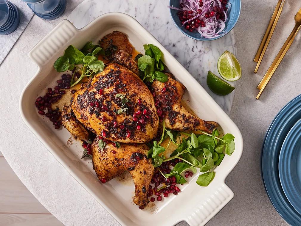 Helstegt kylling med harissa og granatæble
