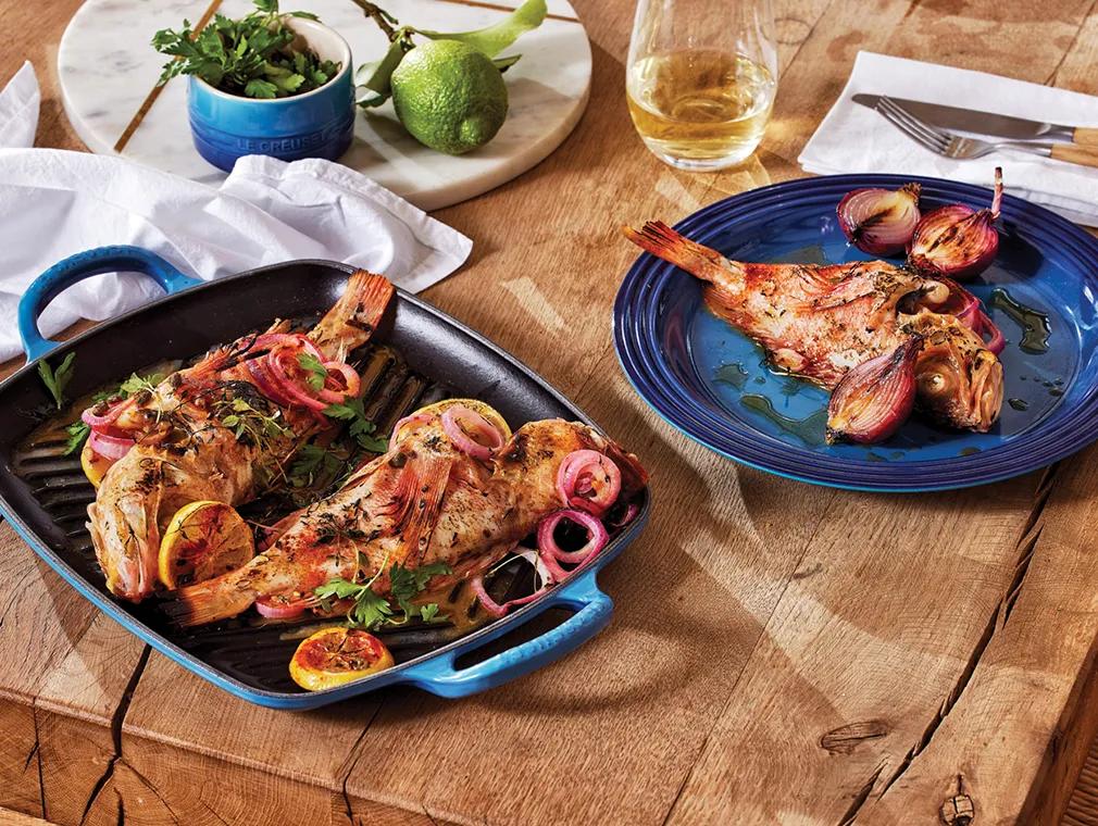 Grillet fisk fyldt med citron, kapers og krydderurter