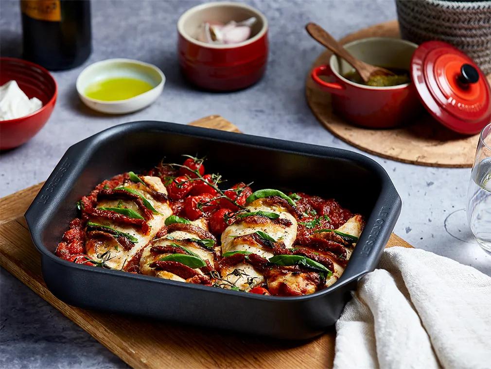 Hasselback kylling med mozzarella og pesto i stærk tomatsauce