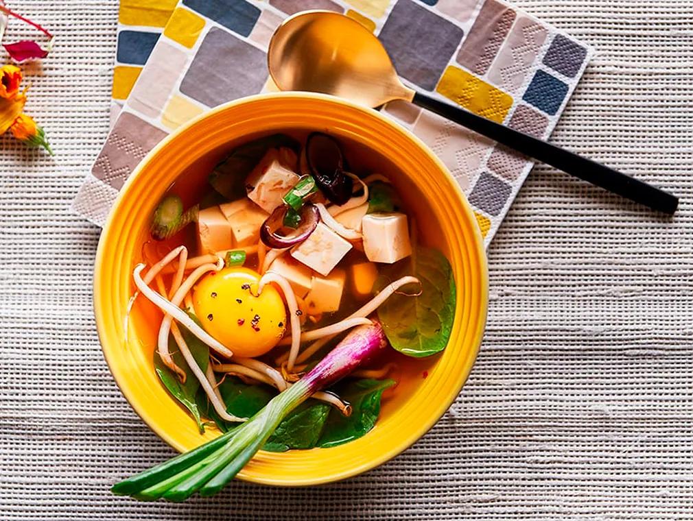 Vegetarisk misosuppe med æg & tofu