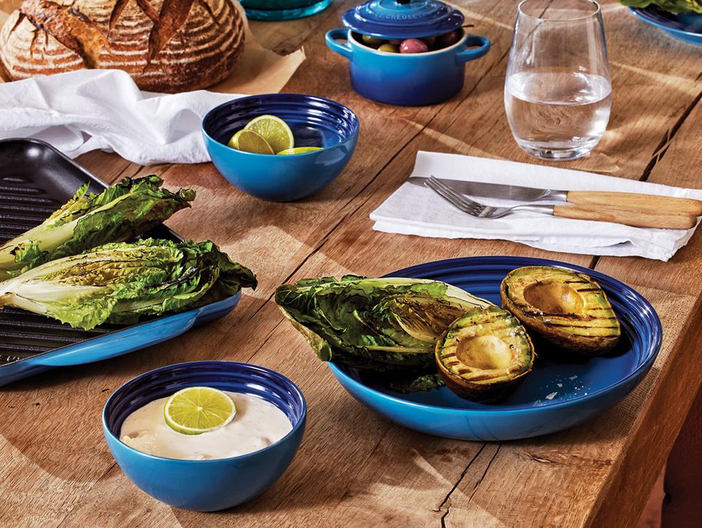 Grillet romaine- og avocadosalat og creme fraiche dressing