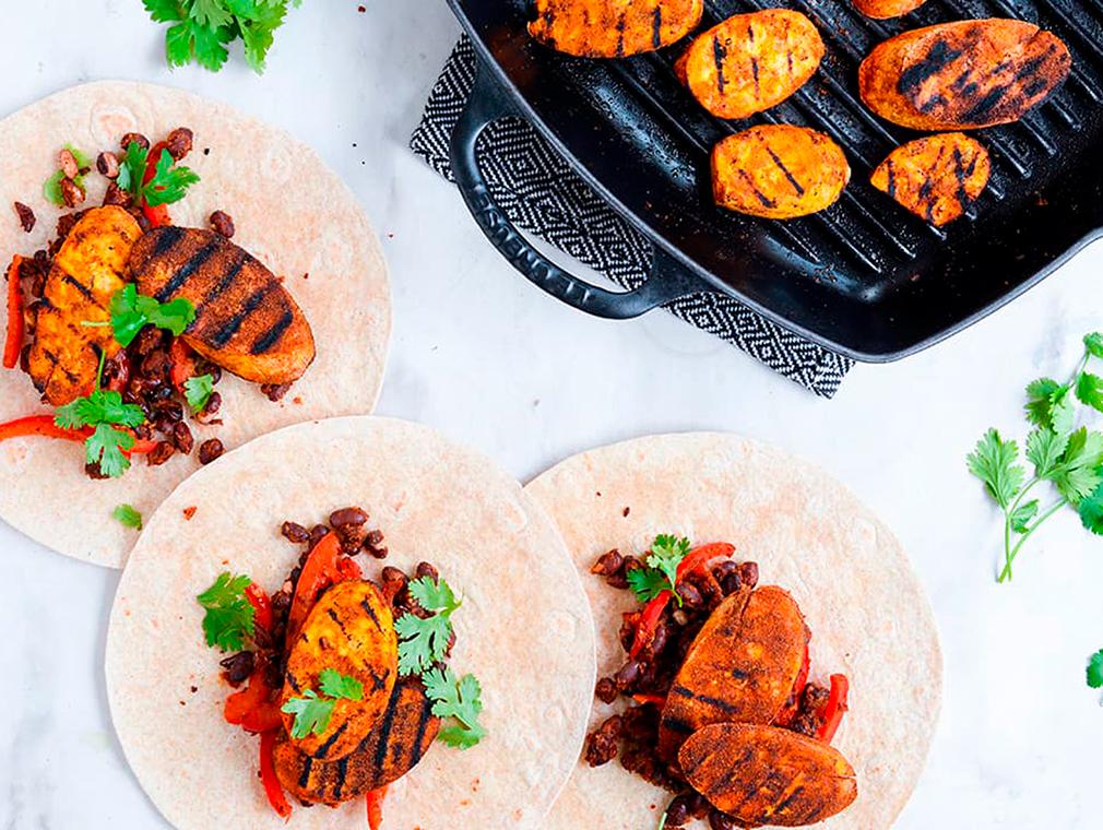 Wraps med krydrede madbananer og sorte bønner