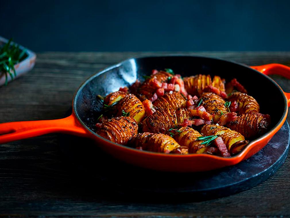 Pandebagte hasselbackkartofler med røget havsalt og sprød bacon