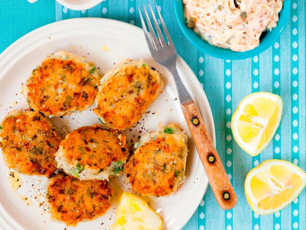 Fiskefrikadeller med rå remoulade og nye kartofler