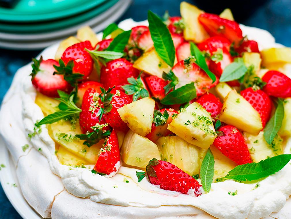 Pavlova med citronverbena, jordbær og grillet ananas