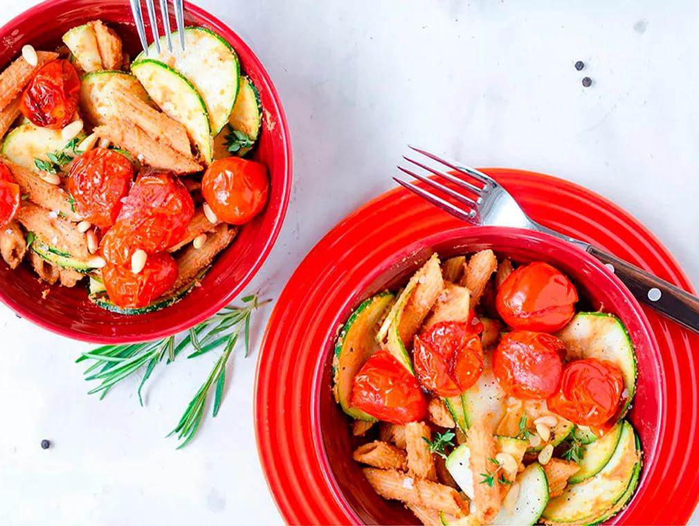 Pasta med hummus og ovnbagte tomater