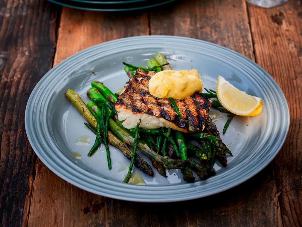 Grillet sandart med asparges, salturt og safran-aioli