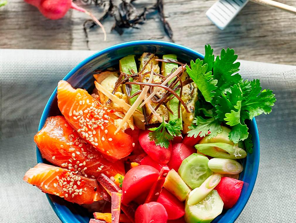 Chirashi sushi bowl med laks